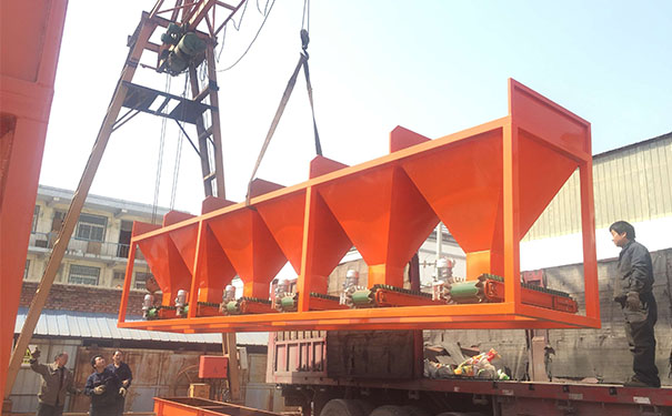 日产50吨有机肥粉料配料系统发货现场（图）